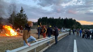 Face au mouvement de blocages d'autoroutes et autres manifestations par les agriculteurs et les éleveurs, ces derniers jours, Gabriel Attal a annoncé plusieurs mesures et Emmanuel Macron a défendu à Bruxelles "un Egalim européen" pour "que la rémunération juste de leur travail descende dans la cour de ferme". Face au mouvement de blocages d'autoroutes et autres manifestations par les agriculteurs et les éleveurs, ces derniers jours, Gabriel Attal a annoncé plusieurs mesures et Emmanuel Macron a défendu à Bruxelles "un Egalim européen" pour "que la rémunération juste de leur travail descende dans la cour de ferme".